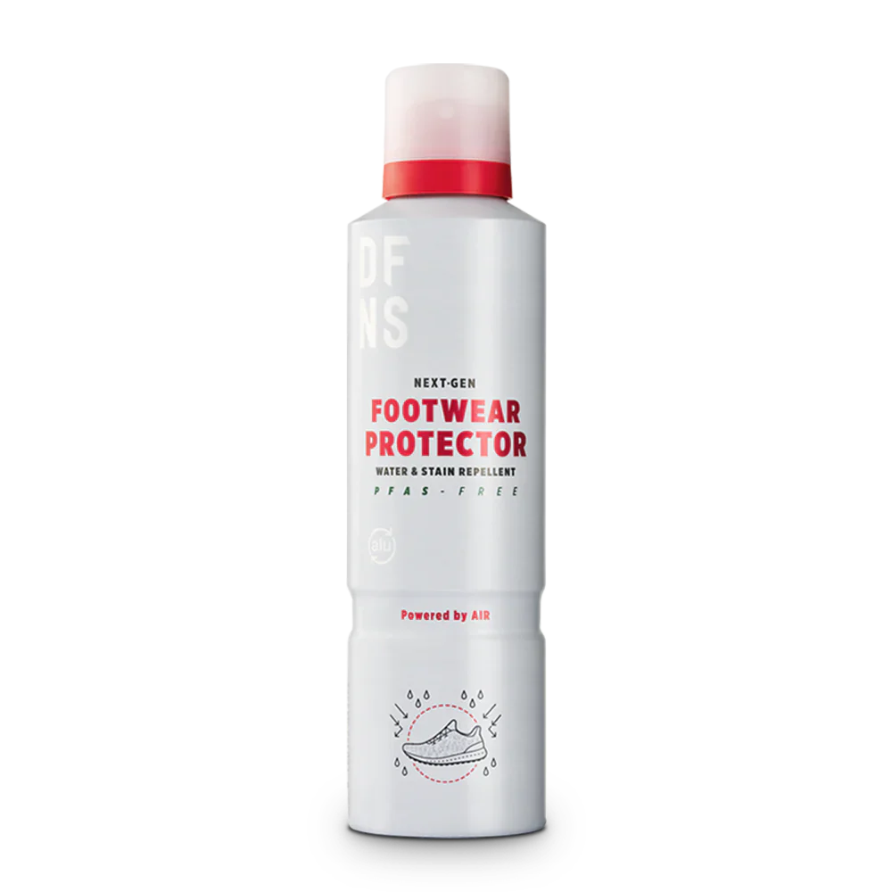 Water-based PFAS-free footwear protector bottle, quick-drying and breathable.